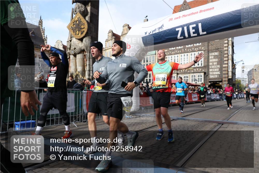 05.10.2025 - 20. swb-Marathon Bremen Yannick Fuchs http://msf.ph/oto/9258942 05.10.2025 10:56:20 Ziel 9258, 9811, 9855, 9968, 10006, 10009, 10664, 10989, 10992, 11095, 11364, 11366, 11620, 11630, 11693, 11741 meine-sportfotos.de