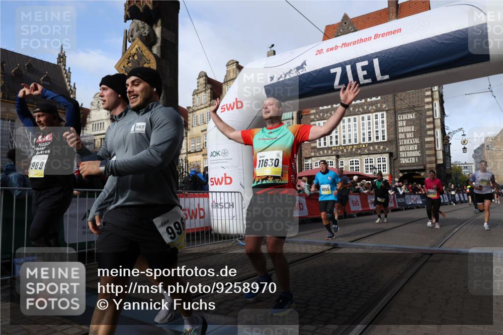 05.10.2025 - 20. swb-Marathon Bremen Yannick Fuchs http://msf.ph/oto/9258970 05.10.2025 10:56:21 Ziel 9258, 9811, 9855, 9968, 10006, 10009, 10989, 10992, 11095, 11364, 11366, 11554, 11620, 11630, 11693, 11741 meine-sportfotos.de