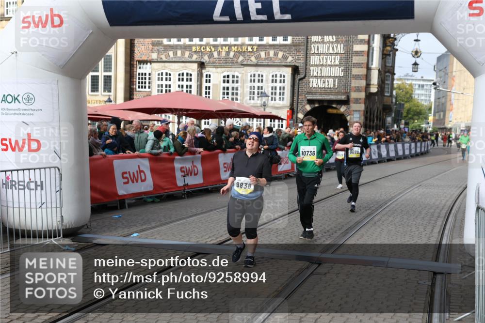 05.10.2025 - 20. swb-Marathon Bremen Yannick Fuchs http://msf.ph/oto/9258994 05.10.2025 11:17:02 Ziel 9698, 9838, 10736 meine-sportfotos.de