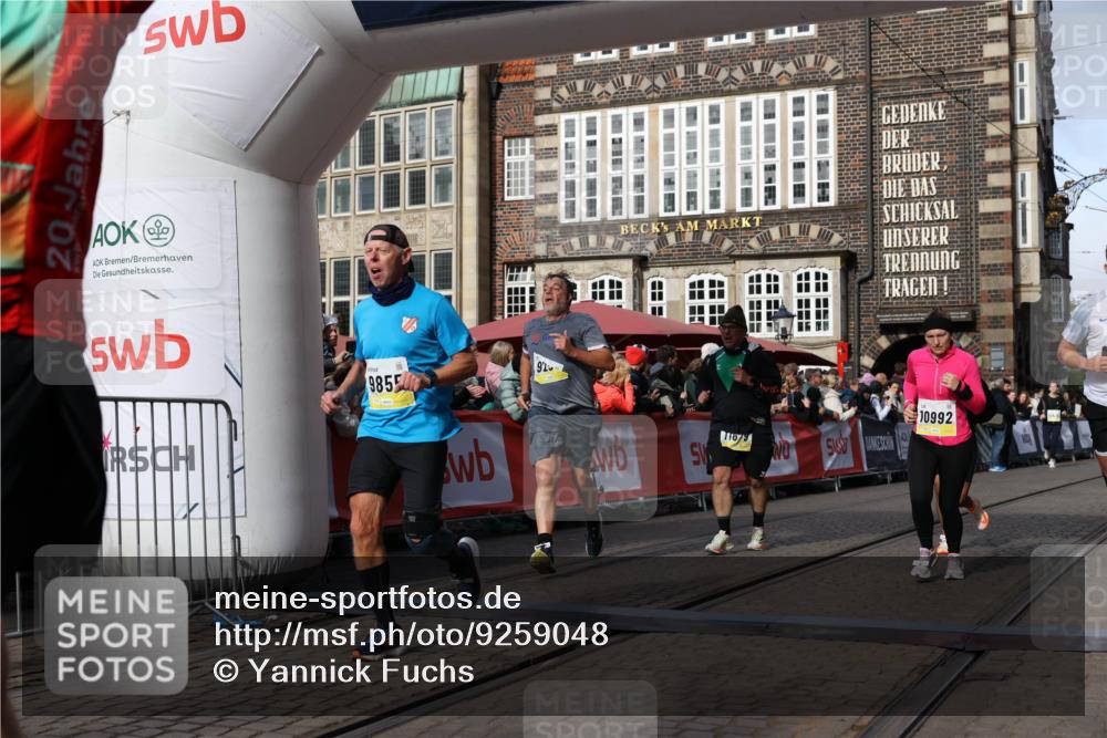 05.10.2025 - 20. swb-Marathon Bremen Yannick Fuchs http://msf.ph/oto/9259048 05.10.2025 10:56:21 Ziel 9258, 9811, 9855, 9968, 10006, 10009, 10989, 10992, 11095, 11364, 11366, 11554, 11620, 11630, 11693, 11741 meine-sportfotos.de