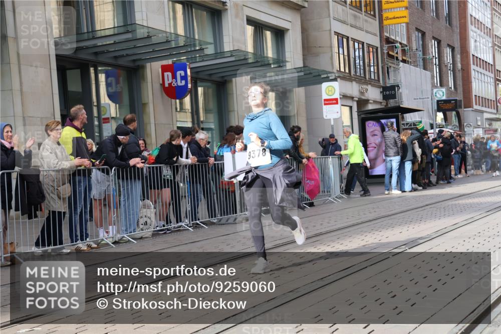 05.10.2025 - 20. swb-Marathon Bremen Strokosch-Dieckow http://msf.ph/oto/9259060 05.10.2025 10:59:31 Ziel 9005, 9378, 9381, 9473, 9604, 9612, 9673, 10290, 10291, 10311, 10420, 11266, 11444, 11582, 11639, 11644, 11720, 9005, 9378, 9381, 9473, 9604, 9612, 9673, 10290, 10291, 10311, 10420, 11266, 11444, 11582, 11639, 11644, 11720 meine-sportfotos.de