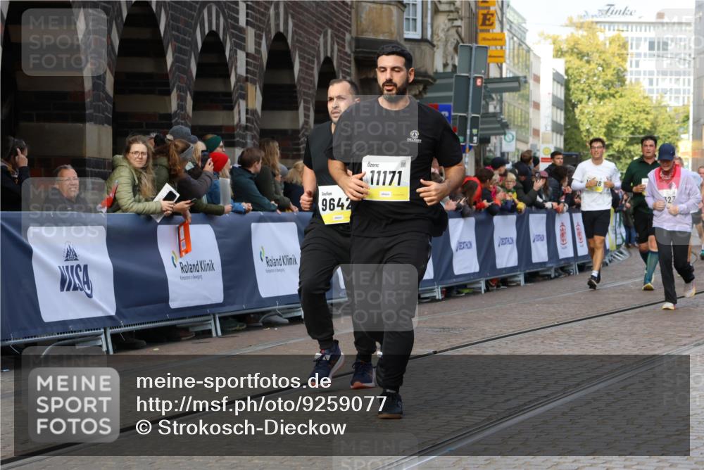 05.10.2025 - 20. swb-Marathon Bremen Strokosch-Dieckow http://msf.ph/oto/9259077 05.10.2025 11:05:06 Ziel 9642, 9668, 9978, 10018, 10021, 10343, 10965, 11016, 11121, 11171, 11323, 11412, 11650 meine-sportfotos.de