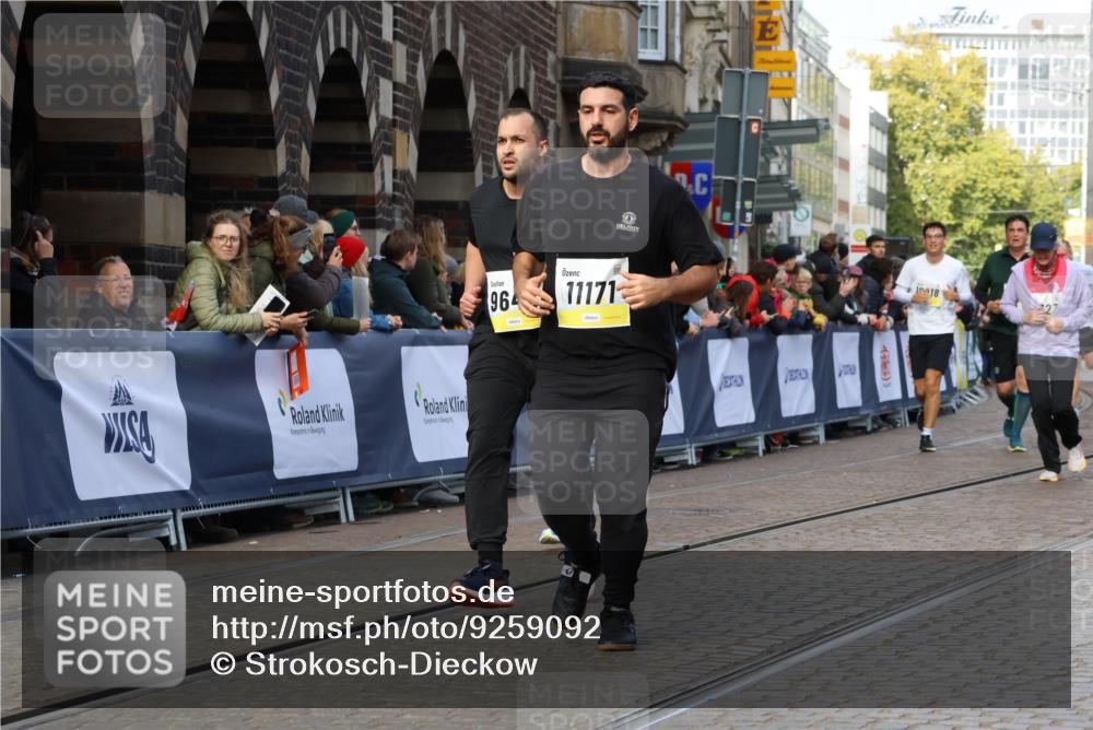 05.10.2025 - 20. swb-Marathon Bremen Strokosch-Dieckow http://msf.ph/oto/9259092 05.10.2025 11:05:06 Ziel 9642, 9668, 9978, 10018, 10021, 10343, 10965, 11016, 11121, 11171, 11323, 11412, 11650 meine-sportfotos.de