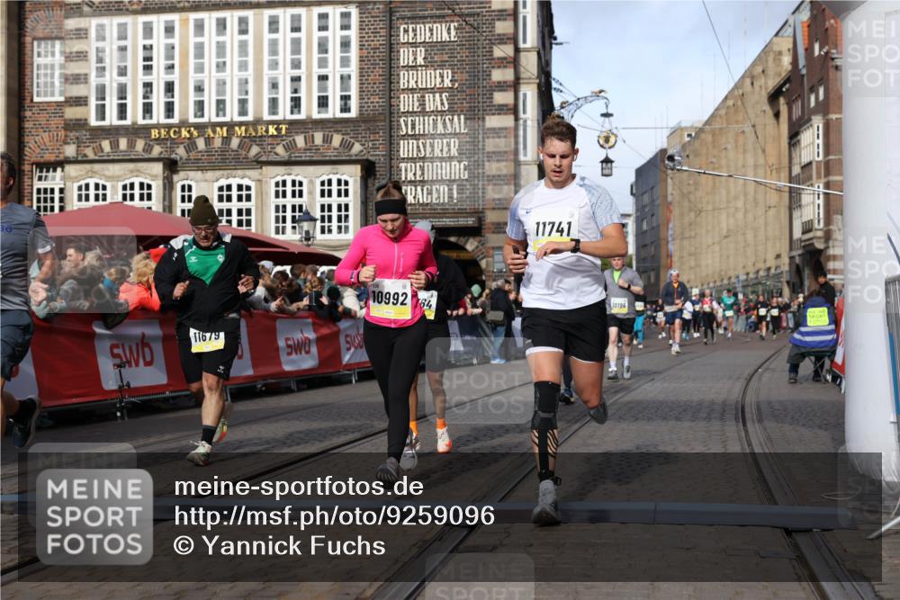 05.10.2025 - 20. swb-Marathon Bremen Yannick Fuchs http://msf.ph/oto/9259096 05.10.2025 10:56:22 Ziel 9258, 9811, 9855, 9968, 10009, 10989, 10992, 11364, 11366, 11554, 11620, 11630, 11693, 11741 meine-sportfotos.de