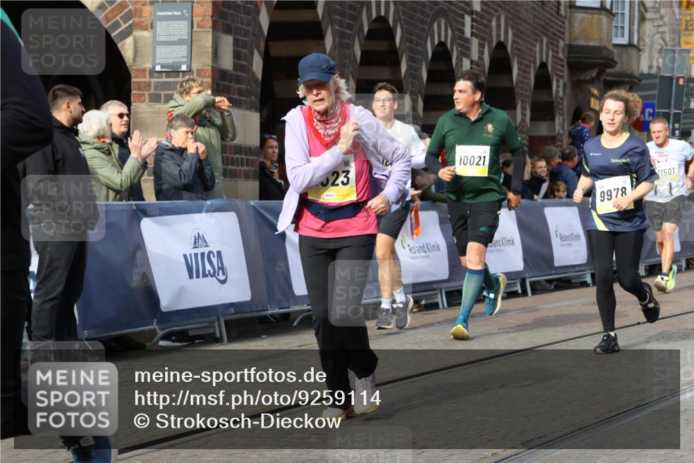 05.10.2025 - 20. swb-Marathon Bremen Strokosch-Dieckow http://msf.ph/oto/9259114 05.10.2025 11:05:11 Ziel 9440, 9668, 9690, 9908, 9978, 10018, 10021, 10255, 10343, 10990, 11016, 11323, 11501, 11540, 11650, 11707 meine-sportfotos.de