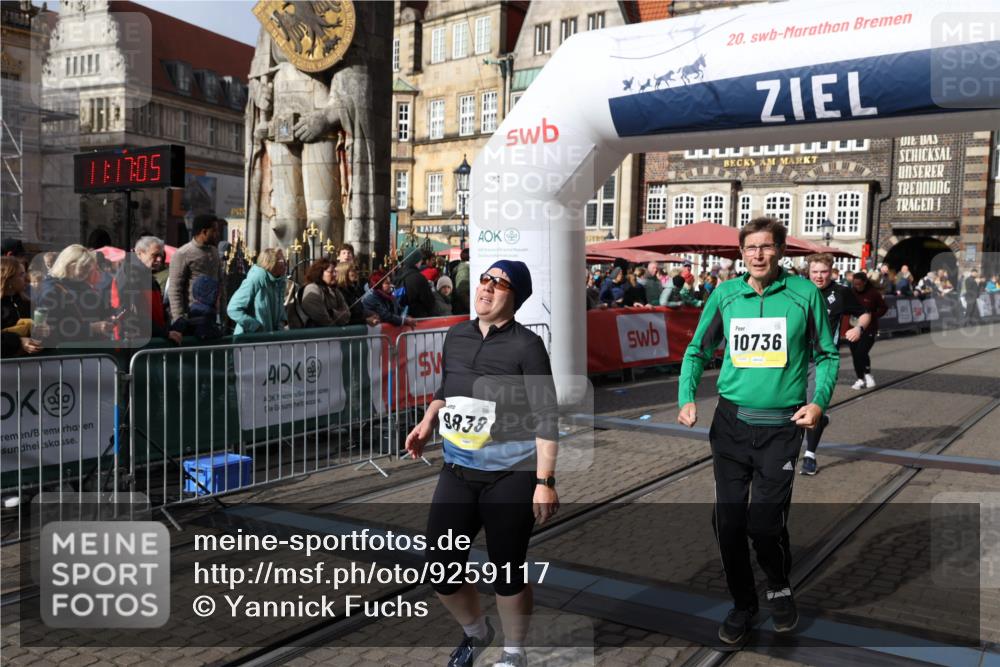 05.10.2025 - 20. swb-Marathon Bremen Yannick Fuchs http://msf.ph/oto/9259117 05.10.2025 11:17:04 Ziel 9698, 9838, 10728, 10736, 10752 meine-sportfotos.de