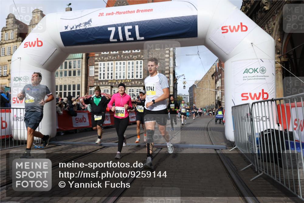 05.10.2025 - 20. swb-Marathon Bremen Yannick Fuchs http://msf.ph/oto/9259144 05.10.2025 10:56:22 Ziel 9258, 9811, 9855, 9968, 10009, 10989, 10992, 11364, 11366, 11554, 11620, 11630, 11693, 11741 meine-sportfotos.de