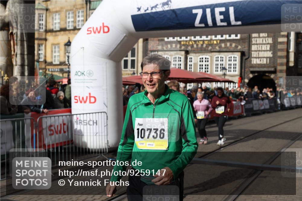 05.10.2025 - 20. swb-Marathon Bremen Yannick Fuchs http://msf.ph/oto/9259147 05.10.2025 11:17:05 Ziel 9698, 9838, 10728, 10736, 10752 meine-sportfotos.de