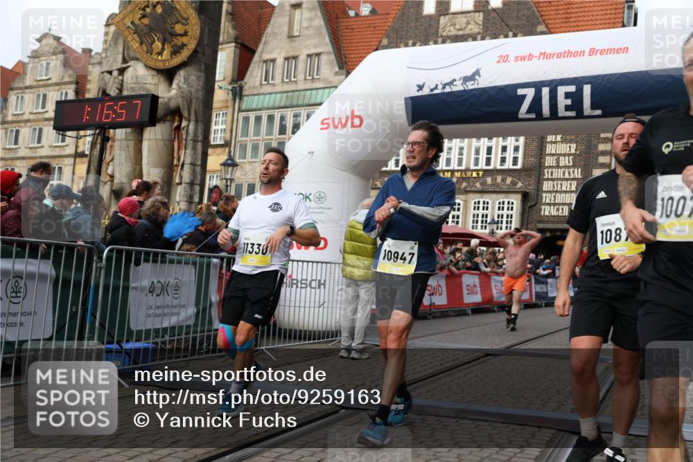 05.10.2025 - 20. swb-Marathon Bremen Yannick Fuchs http://msf.ph/oto/9259163 05.10.2025 10:47:47 Ziel 9339, 9377, 9924, 10073, 10676, 10850, 10875, 10947, 11330, 11409, 11708 meine-sportfotos.de