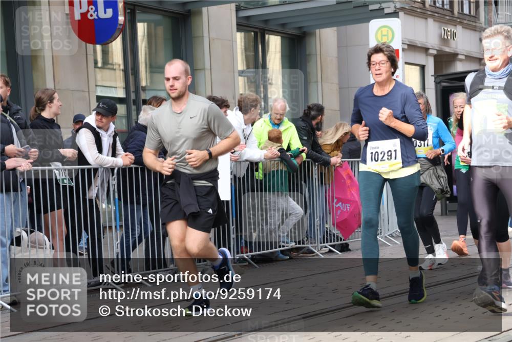 05.10.2025 - 20. swb-Marathon Bremen Strokosch-Dieckow http://msf.ph/oto/9259174 05.10.2025 10:59:38 Ziel 7621, 9005, 9378, 9381, 9473, 9603, 9604, 9611, 9612, 9666, 9673, 10138, 10290, 10291, 10311, 10489, 10572, 11026, 11125, 11266, 11444, 11582, 11600, 11639, 11644, 7621, 9005, 9378, 9381, 9473, 9603, 9604, 9611, 9612, 9666, 9673, 10138, 10290, 10291, 10311, 10489, 10572, 11026, 11125, 11266, 11444, 11582, 11600, 11639, 11644 meine-sportfotos.de