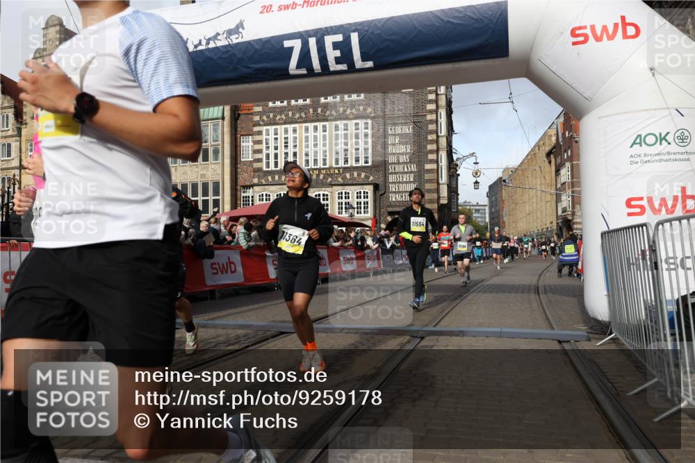 05.10.2025 - 20. swb-Marathon Bremen Yannick Fuchs http://msf.ph/oto/9259178 05.10.2025 10:56:23 Ziel 9258, 9855, 9968, 10009, 10196, 10989, 10992, 11364, 11366, 11554, 11630, 11693, 11741 meine-sportfotos.de