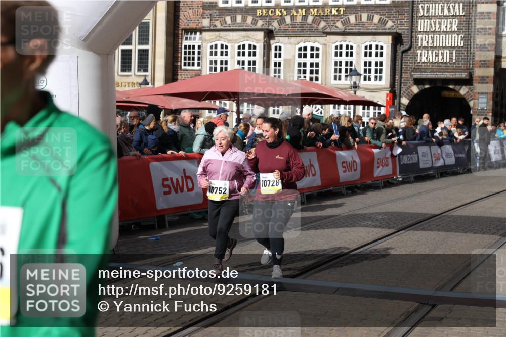 05.10.2025 - 20. swb-Marathon Bremen Yannick Fuchs http://msf.ph/oto/9259181 05.10.2025 11:17:06 Ziel 9698, 9838, 10728, 10736, 10752 meine-sportfotos.de