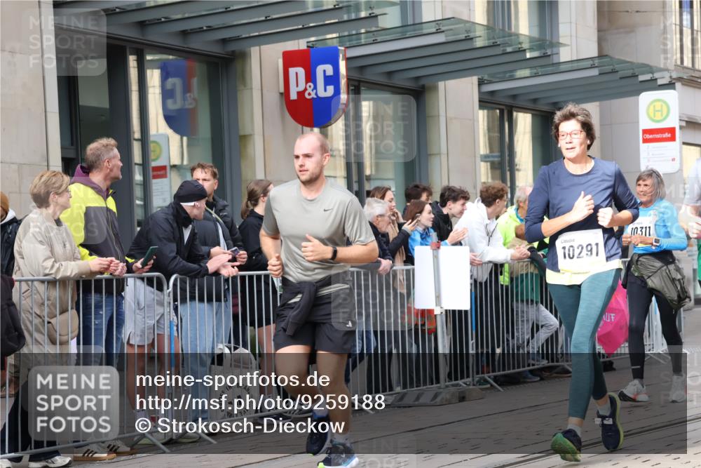 05.10.2025 - 20. swb-Marathon Bremen Strokosch-Dieckow http://msf.ph/oto/9259188 05.10.2025 10:59:39 Ziel 7621, 9005, 9378, 9381, 9603, 9604, 9611, 9612, 9666, 9673, 10138, 10290, 10291, 10311, 10489, 10572, 11026, 11125, 11266, 11444, 11582, 11600, 11639, 11644, 11713, 7621, 9005, 9378, 9381, 9603, 9604, 9611, 9612, 9666, 9673, 10138, 10290, 10291, 10311, 10489, 10572, 11026, 11125, 11266, 11444, 11582, 11600, 11639, 11644 meine-sportfotos.de