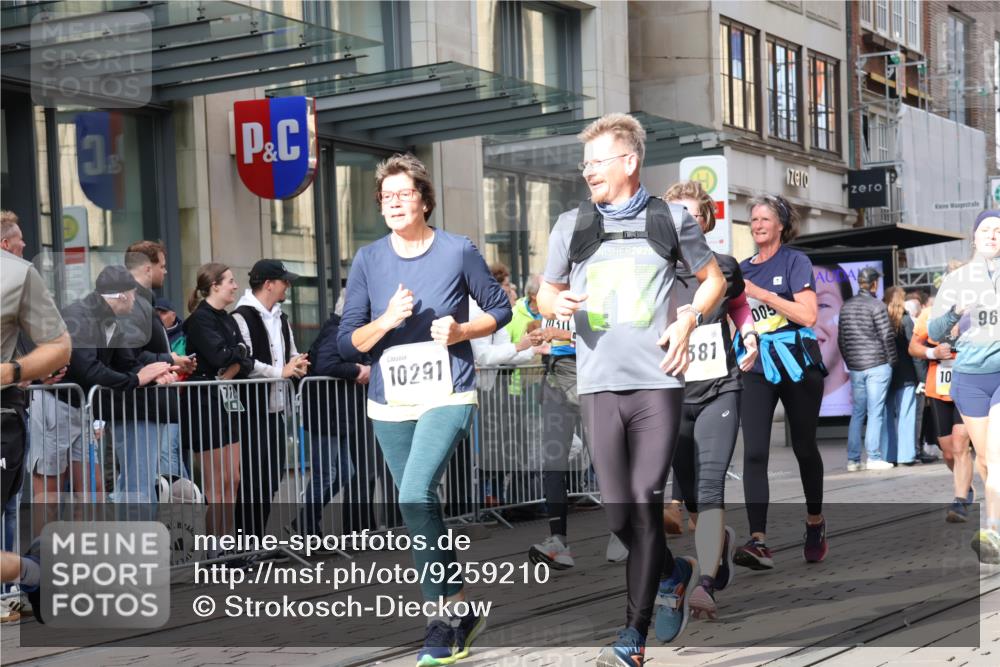 05.10.2025 - 20. swb-Marathon Bremen Strokosch-Dieckow http://msf.ph/oto/9259210 05.10.2025 10:59:39 Ziel 7621, 9005, 9378, 9381, 9603, 9604, 9611, 9612, 9666, 9673, 10138, 10290, 10291, 10311, 10489, 10572, 11026, 11125, 11266, 11444, 11582, 11600, 11639, 11644, 11713, 7621, 9005, 9378, 9381, 9603, 9604, 9611, 9612, 9666, 9673, 10138, 10290, 10291, 10311, 10489, 10572, 11026, 11125, 11266, 11444, 11582, 11600, 11639, 11644 meine-sportfotos.de