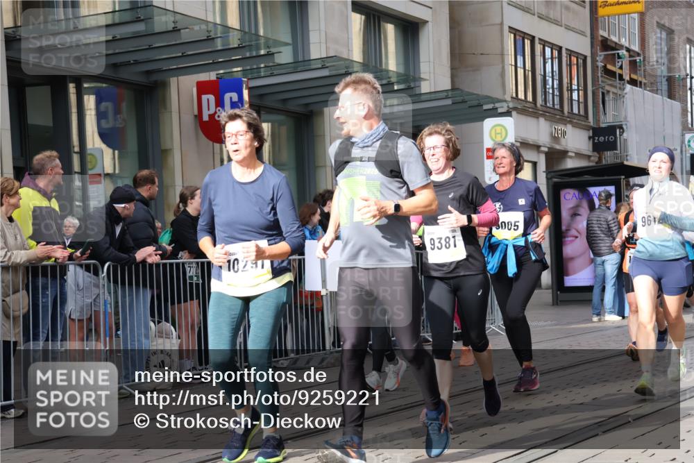 05.10.2025 - 20. swb-Marathon Bremen Strokosch-Dieckow http://msf.ph/oto/9259221 05.10.2025 10:59:40 Ziel 7621, 9005, 9378, 9381, 9603, 9604, 9611, 9612, 9666, 9673, 10138, 10290, 10291, 10311, 10345, 10489, 10572, 10889, 11026, 11125, 11266, 11444, 11582, 11600, 11639, 11644, 11713, 7621, 9005, 9378, 9381, 9603, 9604, 9611, 9612, 9666, 9673, 10138, 10290, 10291, 10311, 10345, 10489, 10572, 10889, 11026, 11125, 11266, 11444, 11582, 11600, 11639, 11644 meine-sportfotos.de