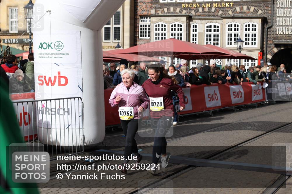 05.10.2025 - 20. swb-Marathon Bremen Yannick Fuchs http://msf.ph/oto/9259224 05.10.2025 11:17:07 Ziel 9698, 9838, 10728, 10736, 10752 meine-sportfotos.de