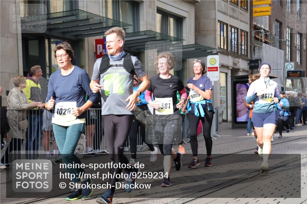 05.10.2025 - 20. swb-Marathon Bremen Strokosch-Dieckow http://msf.ph/oto/9259234 05.10.2025 10:59:40 Ziel 7621, 9005, 9378, 9381, 9603, 9604, 9611, 9612, 9666, 9673, 10138, 10290, 10291, 10311, 10345, 10489, 10572, 10889, 11026, 11125, 11266, 11444, 11582, 11600, 11639, 11644, 11713, 7621, 9005, 9378, 9381, 9603, 9604, 9611, 9612, 9666, 9673, 10138, 10290, 10291, 10311, 10345, 10489, 10572, 10889, 11026, 11125, 11266, 11444, 11582, 11600, 11639, 11644 meine-sportfotos.de