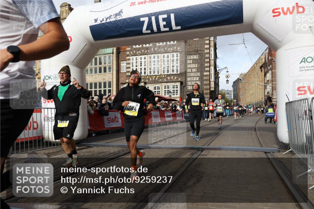 05.10.2025 - 20. swb-Marathon Bremen Yannick Fuchs http://msf.ph/oto/9259237 05.10.2025 10:56:24 Ziel 9258, 9855, 9968, 10196, 10989, 10992, 11364, 11366, 11554, 11630, 11741 meine-sportfotos.de