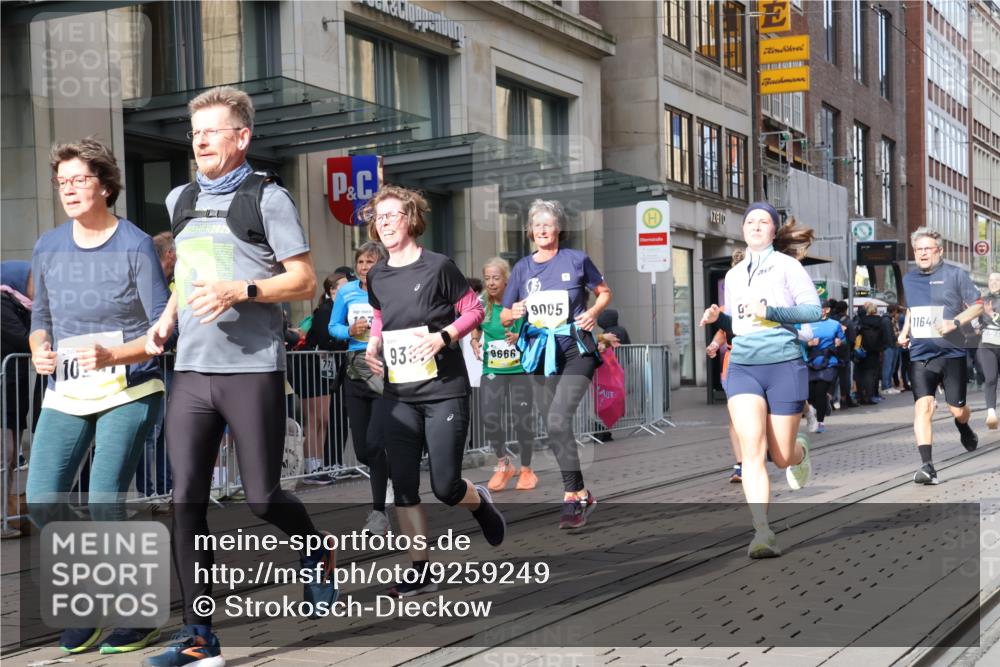 05.10.2025 - 20. swb-Marathon Bremen Strokosch-Dieckow http://msf.ph/oto/9259249 05.10.2025 10:59:40 Ziel 7621, 9005, 9378, 9381, 9603, 9604, 9611, 9612, 9666, 9673, 10138, 10290, 10291, 10311, 10345, 10489, 10572, 10889, 11026, 11125, 11266, 11444, 11582, 11600, 11639, 11644, 11713, 7621, 9005, 9378, 9381, 9603, 9604, 9611, 9612, 9666, 9673, 10138, 10290, 10291, 10311, 10345, 10489, 10572, 10889, 11026, 11125, 11266, 11444, 11582, 11600, 11639, 11644 meine-sportfotos.de