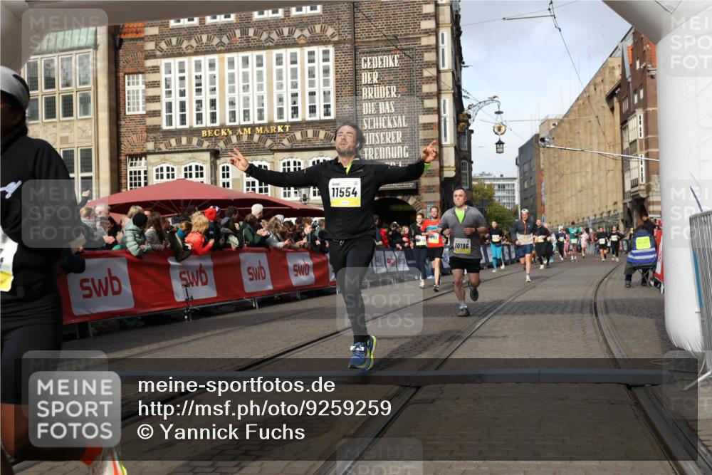 05.10.2025 - 20. swb-Marathon Bremen Yannick Fuchs http://msf.ph/oto/9259259 05.10.2025 10:56:24 Ziel 9258, 9855, 9968, 10196, 10989, 10992, 11364, 11366, 11554, 11630, 11741 meine-sportfotos.de