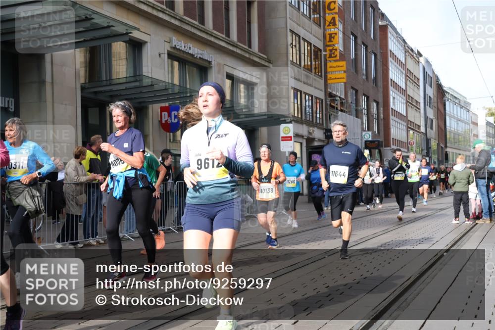 05.10.2025 - 20. swb-Marathon Bremen Strokosch-Dieckow http://msf.ph/oto/9259297 05.10.2025 10:59:42 Ziel 7177, 7621, 9005, 9378, 9381, 9603, 9604, 9611, 9612, 9666, 9672, 9673, 10138, 10290, 10291, 10311, 10345, 10489, 10572, 10889, 10919, 11026, 11050, 11125, 11266, 11444, 11600, 11639, 11644, 11713, 7177, 7621, 9005, 9378, 9381, 9603, 9604, 9611, 9612, 9666, 9672, 9673, 10138, 10290, 10291, 10311, 10345, 10489, 10572, 10889, 10919, 11026, 11050, 11125, 11266, 11444, 11600, 11639, 11644 meine-sportfotos.de