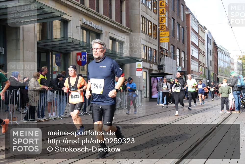 05.10.2025 - 20. swb-Marathon Bremen Strokosch-Dieckow http://msf.ph/oto/9259323 05.10.2025 10:59:43 Ziel 7177, 7621, 9005, 9378, 9381, 9603, 9604, 9611, 9612, 9666, 9672, 10138, 10290, 10291, 10311, 10345, 10489, 10572, 10889, 10919, 10985, 11026, 11050, 11125, 11266, 11444, 11600, 11639, 11644, 11713, 7177, 7621, 9005, 9378, 9381, 9603, 9604, 9611, 9612, 9666, 9672, 10138, 10290, 10291, 10311, 10345, 10489, 10572, 10889, 10919, 10985, 11026, 11050, 11125, 11266, 11444, 11600, 11639, 11644 meine-sportfotos.de