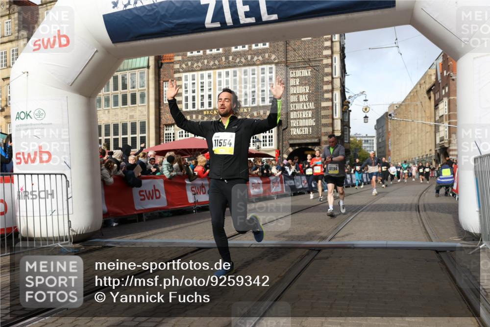 05.10.2025 - 20. swb-Marathon Bremen Yannick Fuchs http://msf.ph/oto/9259342 05.10.2025 10:56:25 Ziel 9258, 9855, 9968, 10191, 10196, 10424, 10992, 11364, 11366, 11554, 11630, 11741 meine-sportfotos.de
