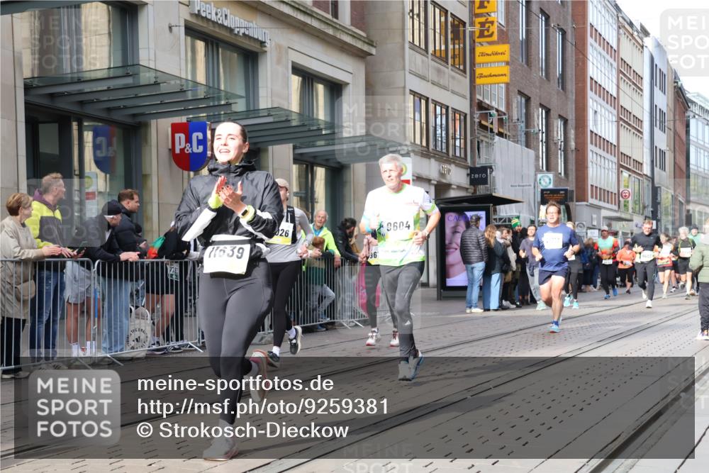 05.10.2025 - 20. swb-Marathon Bremen Strokosch-Dieckow http://msf.ph/oto/9259381 05.10.2025 10:59:45 Ziel 7177, 7621, 9005, 9381, 9495, 9603, 9604, 9611, 9612, 9666, 9672, 10138, 10290, 10291, 10311, 10345, 10489, 10572, 10889, 10919, 10985, 11026, 11050, 11125, 11266, 11444, 11600, 11639, 11644, 11713, 7177, 7621, 9005, 9381, 9495, 9603, 9604, 9611, 9612, 9666, 9672, 10138, 10290, 10291, 10311, 10345, 10489, 10572, 10889, 10919, 10985, 11026, 11050, 11125, 11266, 11444, 11600, 11639, 11644 meine-sportfotos.de