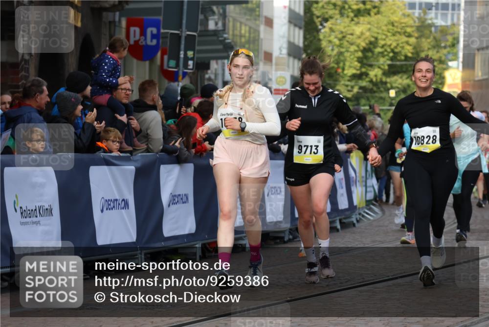 05.10.2025 - 20. swb-Marathon Bremen Strokosch-Dieckow http://msf.ph/oto/9259386 05.10.2025 11:05:23 Ziel 9515, 9713, 9944, 10025, 10158, 10289, 10511, 10542, 10828, 11064, 11106 meine-sportfotos.de