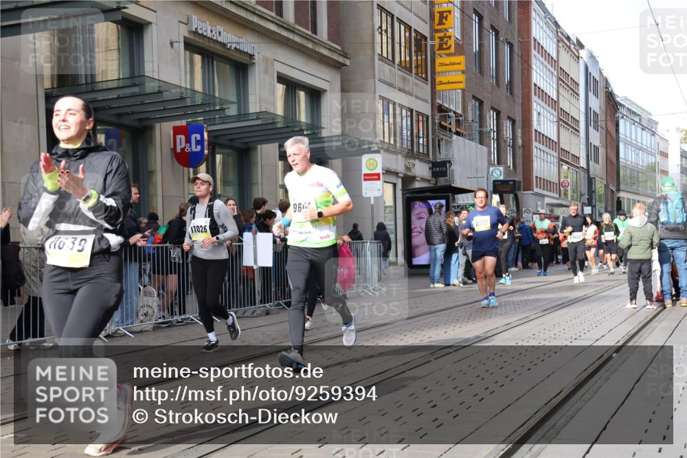 05.10.2025 - 20. swb-Marathon Bremen Strokosch-Dieckow http://msf.ph/oto/9259394 05.10.2025 10:59:46 Ziel 7177, 7621, 9005, 9381, 9495, 9603, 9604, 9611, 9612, 9666, 9672, 10138, 10290, 10291, 10311, 10345, 10489, 10572, 10889, 10919, 10985, 11026, 11050, 11063, 11125, 11266, 11444, 11600, 11639, 11644, 11713, 7177, 7621, 9005, 9381, 9495, 9603, 9604, 9611, 9612, 9666, 9672, 10138, 10290, 10291, 10311, 10345, 10489, 10572, 10889, 10919, 10985, 11026, 11050, 11063, 11125, 11266, 11444, 11600, 11639, 11644 meine-sportfotos.de