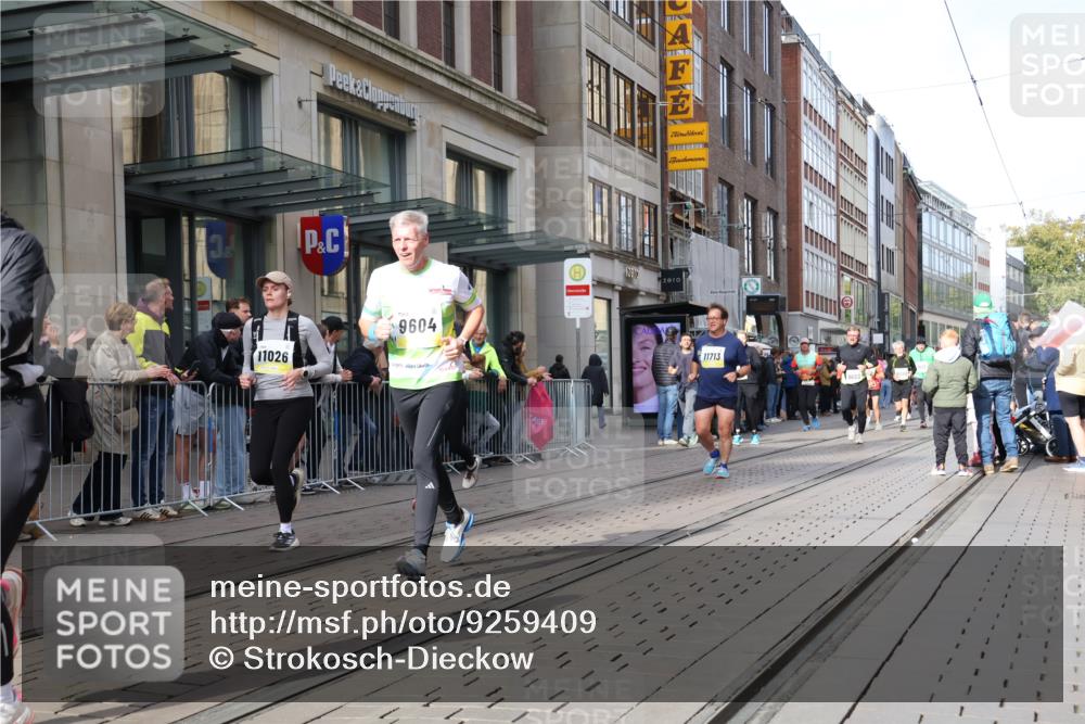 05.10.2025 - 20. swb-Marathon Bremen Strokosch-Dieckow http://msf.ph/oto/9259409 05.10.2025 10:59:46 Ziel 7177, 7621, 9005, 9381, 9495, 9603, 9604, 9611, 9612, 9666, 9672, 10138, 10290, 10291, 10311, 10345, 10489, 10572, 10889, 10919, 10985, 11026, 11050, 11063, 11125, 11266, 11444, 11600, 11639, 11644, 11713, 7177, 7621, 9005, 9381, 9495, 9603, 9604, 9611, 9612, 9666, 9672, 10138, 10290, 10291, 10311, 10345, 10489, 10572, 10889, 10919, 10985, 11026, 11050, 11063, 11125, 11266, 11444, 11600, 11639, 11644 meine-sportfotos.de