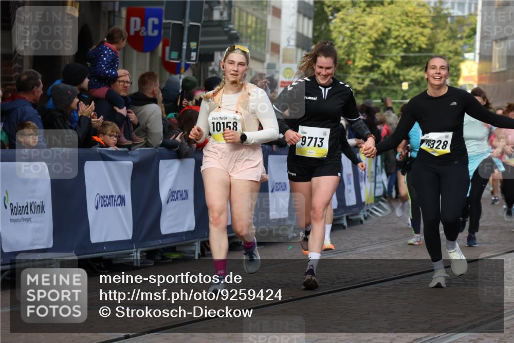 05.10.2025 - 20. swb-Marathon Bremen Strokosch-Dieckow http://msf.ph/oto/9259424 05.10.2025 11:05:23 Ziel 9515, 9713, 9944, 10025, 10158, 10289, 10511, 10542, 10828, 11064, 11106 meine-sportfotos.de