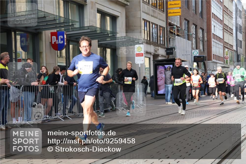 05.10.2025 - 20. swb-Marathon Bremen Strokosch-Dieckow http://msf.ph/oto/9259458 05.10.2025 10:59:49 Ziel 7177, 7621, 9005, 9381, 9495, 9603, 9604, 9611, 9612, 9666, 9672, 10138, 10290, 10291, 10311, 10345, 10406, 10489, 10492, 10572, 10889, 10919, 10985, 11026, 11050, 11063, 11125, 11263, 11266, 11424, 11444, 11600, 11639, 11644, 11699, 11713, 7177, 7621, 9005, 9381, 9495, 9603, 9604, 9611, 9612, 9666, 9672, 10138, 10290, 10291, 10311, 10345, 10406, 10489, 10492, 10572, 10889, 10919, 10985, 11026, 11050, 11063, 11125, 11263, 11266, 11424, 11444, 11600, 11639, 11644 meine-sportfotos.de