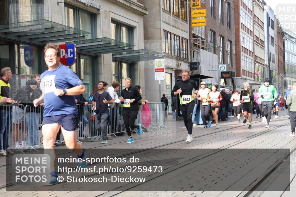 05.10.2025 - 20. swb-Marathon Bremen Strokosch-Dieckow http://msf.ph/oto/9259473 05.10.2025 10:59:49 Ziel 7177, 7621, 9005, 9381, 9495, 9603, 9604, 9611, 9612, 9666, 9672, 10138, 10290, 10291, 10311, 10345, 10406, 10489, 10492, 10572, 10889, 10919, 10985, 11026, 11050, 11063, 11125, 11263, 11266, 11424, 11444, 11600, 11639, 11644, 11699, 11713, 7177, 7621, 9005, 9381, 9495, 9603, 9604, 9611, 9612, 9666, 9672, 10138, 10290, 10291, 10311, 10345, 10406, 10489, 10492, 10572, 10889, 10919, 10985, 11026, 11050, 11063, 11125, 11263, 11266, 11424, 11444, 11600, 11639, 11644 meine-sportfotos.de