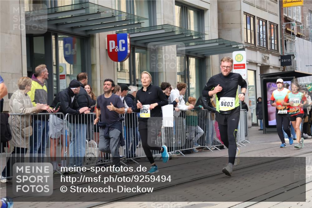 05.10.2025 - 20. swb-Marathon Bremen Strokosch-Dieckow http://msf.ph/oto/9259494 05.10.2025 10:59:50 Ziel 7177, 7621, 9005, 9381, 9495, 9603, 9604, 9611, 9666, 9672, 10138, 10290, 10291, 10311, 10345, 10406, 10489, 10492, 10572, 10889, 10919, 10985, 11026, 11050, 11063, 11125, 11263, 11266, 11424, 11444, 11600, 11639, 11644, 11699, 11713, 7177, 7621, 9005, 9381, 9495, 9603, 9604, 9611, 9666, 9672, 10138, 10290, 10291, 10311, 10345, 10406, 10489, 10492, 10572, 10889, 10919, 10985, 11026, 11050, 11063, 11125, 11263, 11266, 11424, 11444, 11600, 11639, 11644 meine-sportfotos.de