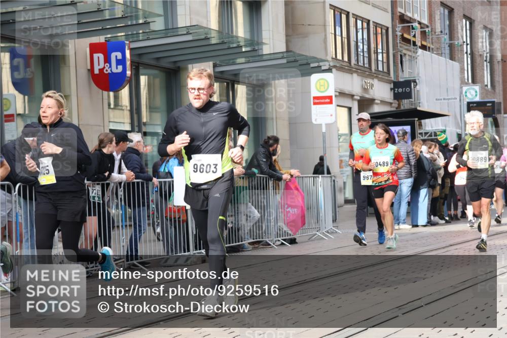 05.10.2025 - 20. swb-Marathon Bremen Strokosch-Dieckow http://msf.ph/oto/9259516 05.10.2025 10:59:50 Ziel 7177, 7621, 9005, 9381, 9495, 9603, 9604, 9611, 9666, 9672, 10138, 10290, 10291, 10311, 10345, 10406, 10489, 10492, 10572, 10889, 10919, 10985, 11026, 11050, 11063, 11125, 11263, 11266, 11424, 11444, 11600, 11639, 11644, 11699, 11713, 7177, 7621, 9005, 9381, 9495, 9603, 9604, 9611, 9666, 9672, 10138, 10290, 10291, 10311, 10345, 10406, 10489, 10492, 10572, 10889, 10919, 10985, 11026, 11050, 11063, 11125, 11263, 11266, 11424, 11444, 11600, 11639, 11644 meine-sportfotos.de