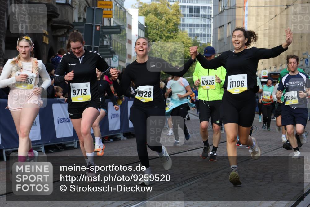 05.10.2025 - 20. swb-Marathon Bremen Strokosch-Dieckow http://msf.ph/oto/9259520 05.10.2025 11:05:25 Ziel 7654, 9713, 9752, 10025, 10158, 10289, 10426, 10511, 10542, 10828, 11064, 11106, 11676 meine-sportfotos.de