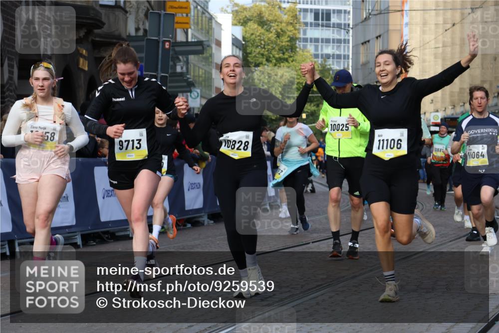 05.10.2025 - 20. swb-Marathon Bremen Strokosch-Dieckow http://msf.ph/oto/9259539 05.10.2025 11:05:25 Ziel 7654, 9713, 9752, 10025, 10158, 10289, 10426, 10511, 10542, 10828, 11064, 11106, 11676 meine-sportfotos.de