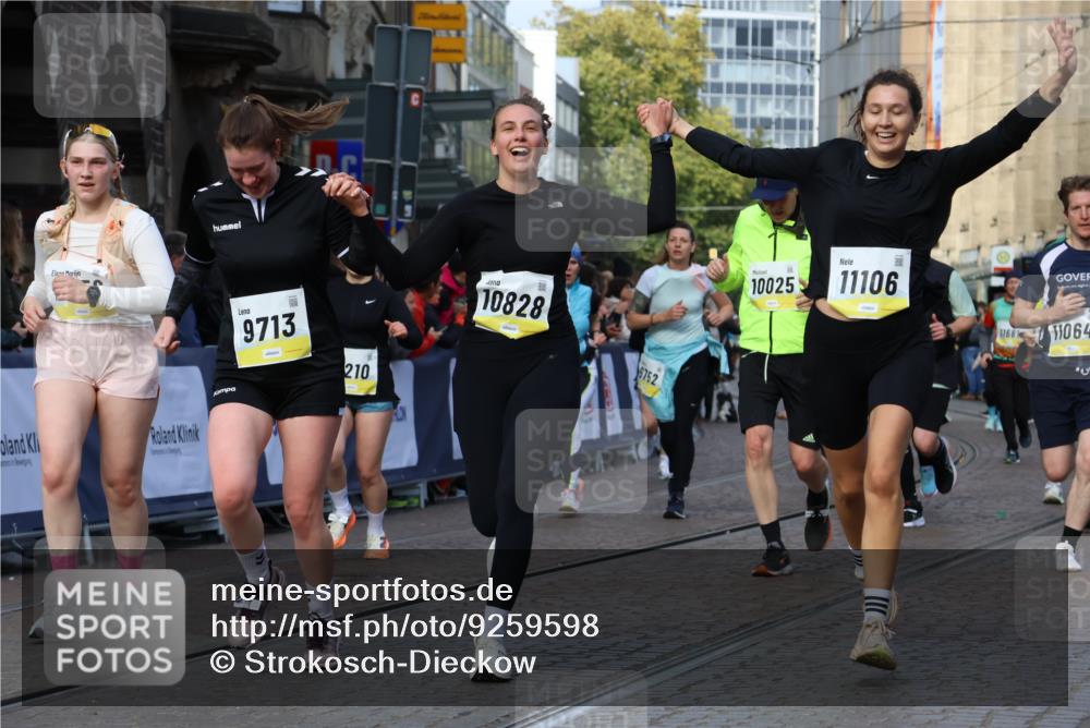 05.10.2025 - 20. swb-Marathon Bremen Strokosch-Dieckow http://msf.ph/oto/9259598 05.10.2025 11:05:25 Ziel 7654, 9713, 9752, 10025, 10158, 10289, 10426, 10511, 10542, 10828, 11064, 11106, 11676 meine-sportfotos.de