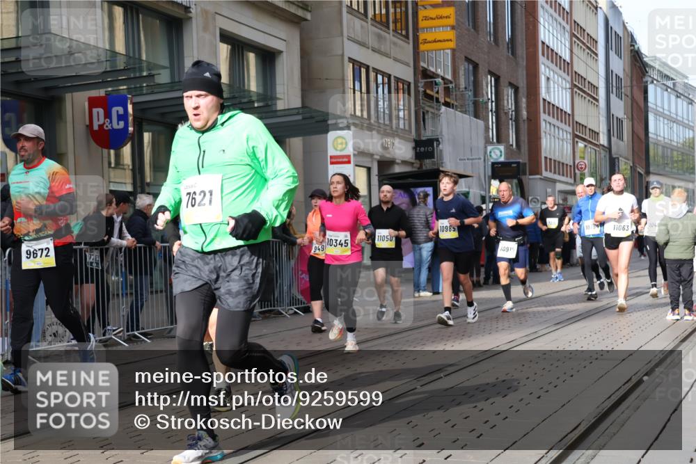 05.10.2025 - 20. swb-Marathon Bremen Strokosch-Dieckow http://msf.ph/oto/9259599 05.10.2025 10:59:54 Ziel 7177, 7215, 7621, 9005, 9495, 9603, 9604, 9611, 9666, 9672, 10067, 10138, 10217, 10311, 10345, 10406, 10489, 10492, 10504, 10572, 10794, 10889, 10919, 10985, 11026, 11050, 11063, 11125, 11263, 11266, 11424, 11600, 11699, 11713, 7177, 7215, 7621, 9005, 9495, 9603, 9604, 9611, 9666, 9672, 10067, 10138, 10217, 10311, 10345, 10406, 10489, 10492, 10504, 10572, 10794, 10889, 10919, 10985, 11026, 11050, 11063, 11125, 11263, 11266, 11424, 11600 meine-sportfotos.de
