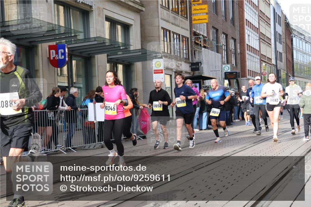 05.10.2025 - 20. swb-Marathon Bremen Strokosch-Dieckow http://msf.ph/oto/9259611 05.10.2025 10:59:54 Ziel 7177, 7215, 7621, 9005, 9495, 9603, 9604, 9611, 9666, 9672, 10067, 10138, 10217, 10311, 10345, 10406, 10489, 10492, 10504, 10572, 10794, 10889, 10919, 10985, 11026, 11050, 11063, 11125, 11263, 11266, 11424, 11600, 11699, 11713, 7177, 7215, 7621, 9005, 9495, 9603, 9604, 9611, 9666, 9672, 10067, 10138, 10217, 10311, 10345, 10406, 10489, 10492, 10504, 10572, 10794, 10889, 10919, 10985, 11026, 11050, 11063, 11125, 11263, 11266, 11424, 11600 meine-sportfotos.de