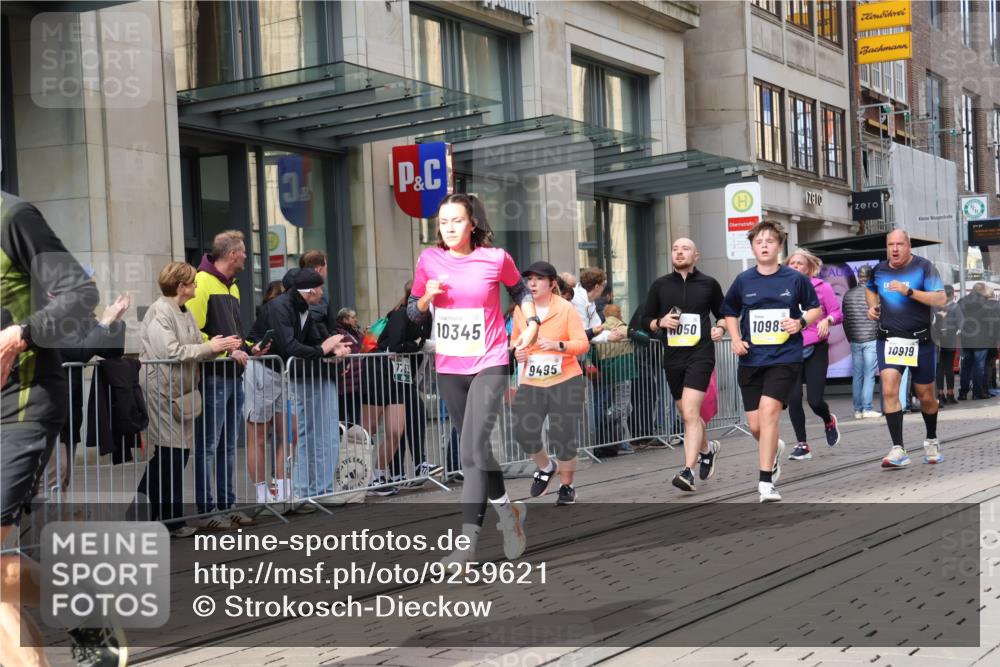 05.10.2025 - 20. swb-Marathon Bremen Strokosch-Dieckow http://msf.ph/oto/9259621 05.10.2025 10:59:55 Ziel 7177, 7215, 7621, 9173, 9495, 9603, 9604, 9611, 9666, 9672, 10067, 10138, 10217, 10345, 10406, 10489, 10492, 10504, 10572, 10794, 10889, 10919, 10930, 10985, 11026, 11050, 11063, 11125, 11263, 11266, 11424, 11600, 11699, 11713, 7177, 7215, 7621, 9173, 9495, 9603, 9604, 9611, 9666, 9672, 10067, 10138, 10217, 10345, 10406, 10489, 10492, 10504, 10572, 10794, 10889, 10919, 10930, 10985, 11026, 11050, 11063, 11125, 11263, 11266, 11424, 11600 meine-sportfotos.de