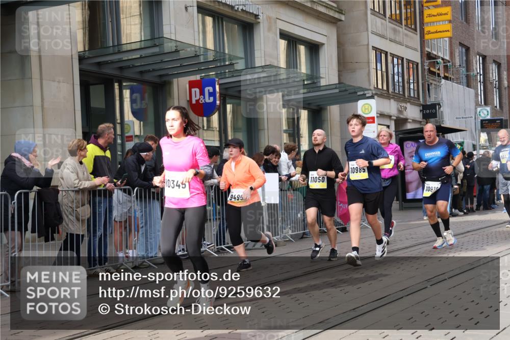 05.10.2025 - 20. swb-Marathon Bremen Strokosch-Dieckow http://msf.ph/oto/9259632 05.10.2025 10:59:55 Ziel 7177, 7215, 7621, 9173, 9495, 9603, 9604, 9611, 9666, 9672, 10067, 10138, 10217, 10345, 10406, 10489, 10492, 10504, 10572, 10794, 10889, 10919, 10930, 10985, 11026, 11050, 11063, 11125, 11263, 11266, 11424, 11600, 11699, 11713, 7177, 7215, 7621, 9173, 9495, 9603, 9604, 9611, 9666, 9672, 10067, 10138, 10217, 10345, 10406, 10489, 10492, 10504, 10572, 10794, 10889, 10919, 10930, 10985, 11026, 11050, 11063, 11125, 11263, 11266, 11424, 11600 meine-sportfotos.de
