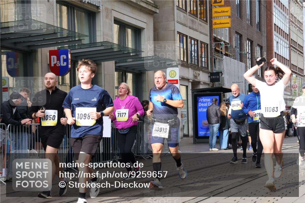 05.10.2025 - 20. swb-Marathon Bremen Strokosch-Dieckow http://msf.ph/oto/9259657 05.10.2025 10:59:56 Ziel 7177, 7215, 7621, 9173, 9495, 9603, 9611, 9666, 9672, 10067, 10138, 10217, 10345, 10406, 10489, 10492, 10504, 10572, 10794, 10889, 10919, 10930, 10985, 11026, 11050, 11063, 11125, 11263, 11266, 11424, 11600, 11699, 11713, 7177, 7215, 7621, 9173, 9495, 9603, 9611, 9666, 9672, 10067, 10138, 10217, 10345, 10406, 10489, 10492, 10504, 10572, 10794, 10889, 10919, 10930, 10985, 11026, 11050, 11063, 11125, 11263, 11266, 11424, 11600 meine-sportfotos.de