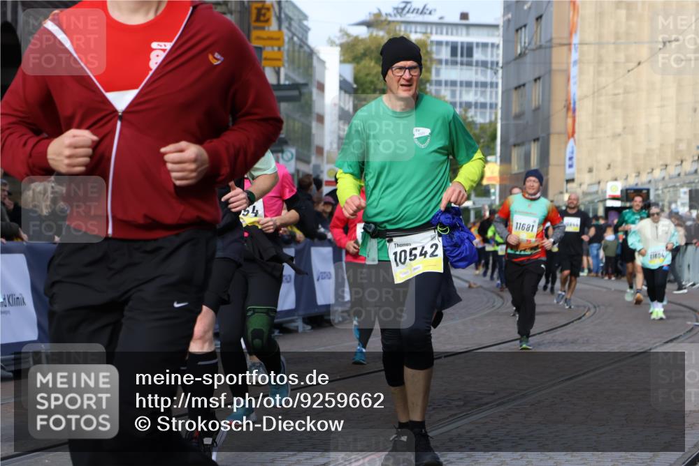 05.10.2025 - 20. swb-Marathon Bremen Strokosch-Dieckow http://msf.ph/oto/9259662 05.10.2025 11:05:30 Ziel 7654, 9210, 9419, 9752, 10025, 10158, 10289, 10426, 10437, 10511, 10542, 10999, 11064, 11164, 11676, 11681 meine-sportfotos.de