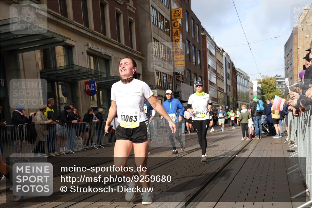 05.10.2025 - 20. swb-Marathon Bremen Strokosch-Dieckow http://msf.ph/oto/9259680 05.10.2025 10:59:58 Ziel 7177, 7215, 7621, 9173, 9495, 9603, 9611, 9672, 10067, 10071, 10217, 10345, 10406, 10489, 10492, 10504, 10794, 10889, 10919, 10930, 10985, 11026, 11050, 11063, 11125, 11263, 11424, 11595, 11600, 11619, 11699, 11713, 7177, 7215, 7621, 9173, 9495, 9603, 9611, 9672, 10067, 10071, 10217, 10345, 10406, 10489, 10492, 10504, 10794, 10889, 10919, 10930, 10985, 11026, 11050, 11063, 11125, 11263, 11424, 11600 meine-sportfotos.de