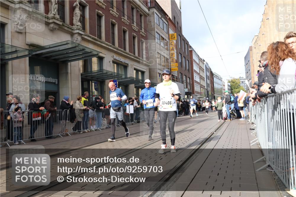 05.10.2025 - 20. swb-Marathon Bremen Strokosch-Dieckow http://msf.ph/oto/9259703 05.10.2025 10:59:59 Ziel 7177, 7215, 7621, 9173, 9177, 9495, 9531, 9603, 9672, 10063, 10067, 10071, 10217, 10345, 10406, 10489, 10492, 10504, 10794, 10889, 10919, 10930, 10985, 11003, 11050, 11063, 11125, 11263, 11424, 11534, 11595, 11600, 11619, 11699, 11713, 7177, 7215, 7621, 9173, 9177, 9495, 9531, 9603, 9672, 10063, 10067, 10071, 10217, 10345, 10406, 10489, 10492, 10504, 10794, 10889, 10919, 10930, 10985, 11003, 11050, 11063, 11125, 11263, 11424, 11600 meine-sportfotos.de