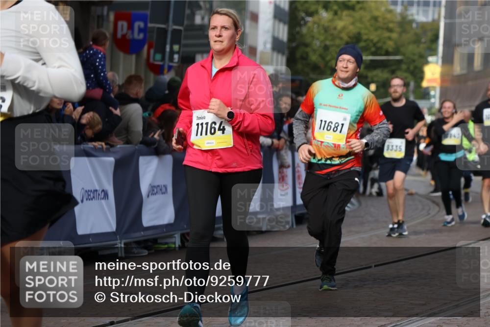 05.10.2025 - 20. swb-Marathon Bremen Strokosch-Dieckow http://msf.ph/oto/9259777 05.10.2025 11:05:32 Ziel 7654, 9210, 9419, 9752, 10025, 10289, 10426, 10437, 10511, 10542, 10999, 11164, 11676, 11681 meine-sportfotos.de