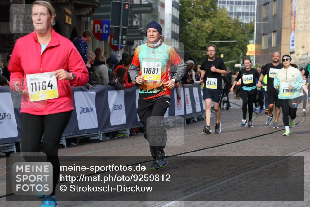 05.10.2025 - 20. swb-Marathon Bremen Strokosch-Dieckow http://msf.ph/oto/9259812 05.10.2025 11:05:33 Ziel 7654, 9210, 9419, 9752, 10025, 10426, 10437, 10511, 10542, 10843, 10844, 10999, 11164, 11676, 11681 meine-sportfotos.de