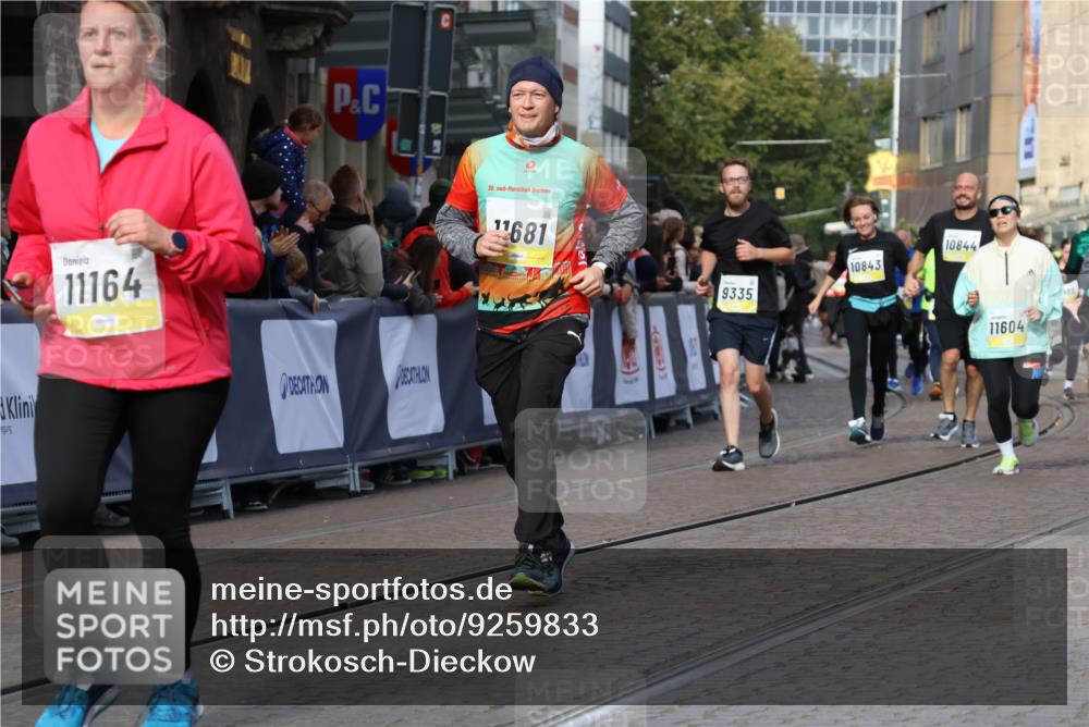 05.10.2025 - 20. swb-Marathon Bremen Strokosch-Dieckow http://msf.ph/oto/9259833 05.10.2025 11:05:34 Ziel 7654, 9210, 9419, 9752, 10025, 10426, 10437, 10542, 10843, 10844, 10999, 11164, 11604, 11676, 11681 meine-sportfotos.de